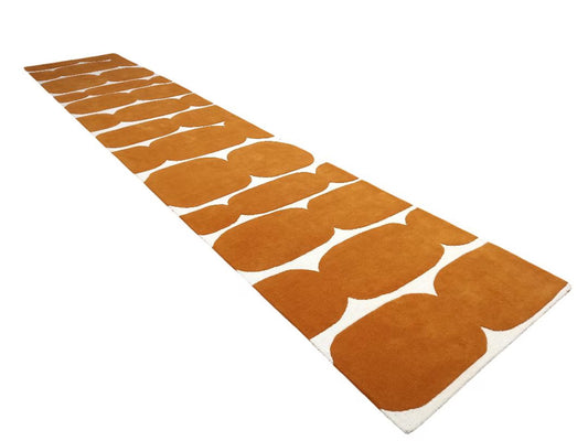 Amber Scallop Hand-Tufted Wool Runner - room setting